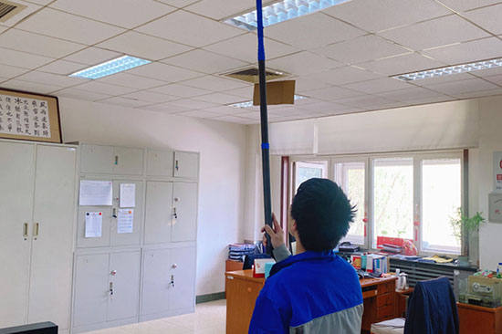 ��^�������������z�y